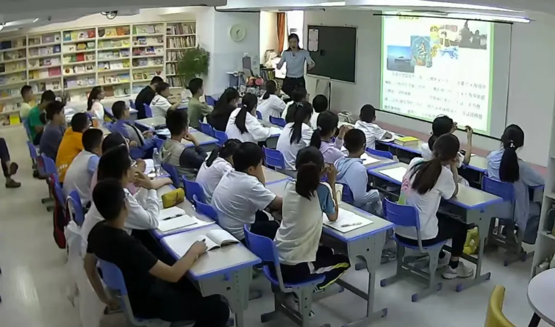 赵霞老师在课堂中为学生讲授